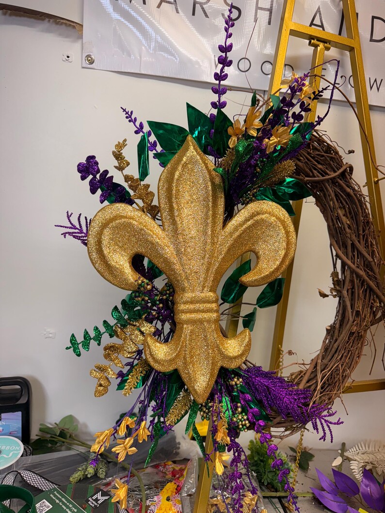 Fleur de lis wreath gold glitter centerpiece detail