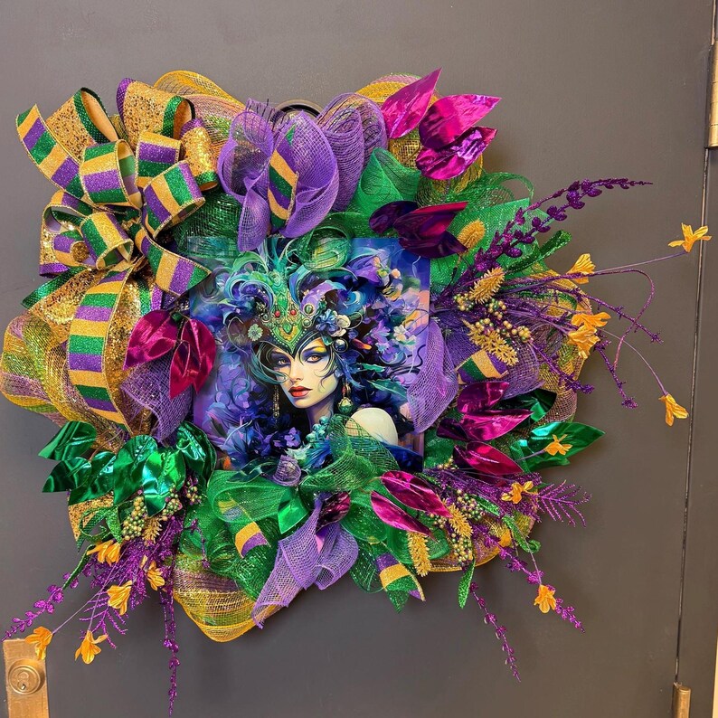 Mardi Gras masquerade wreath mask centerpiece detail